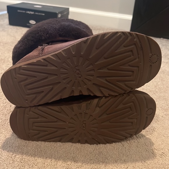 UGGS - Picture 4 of 5